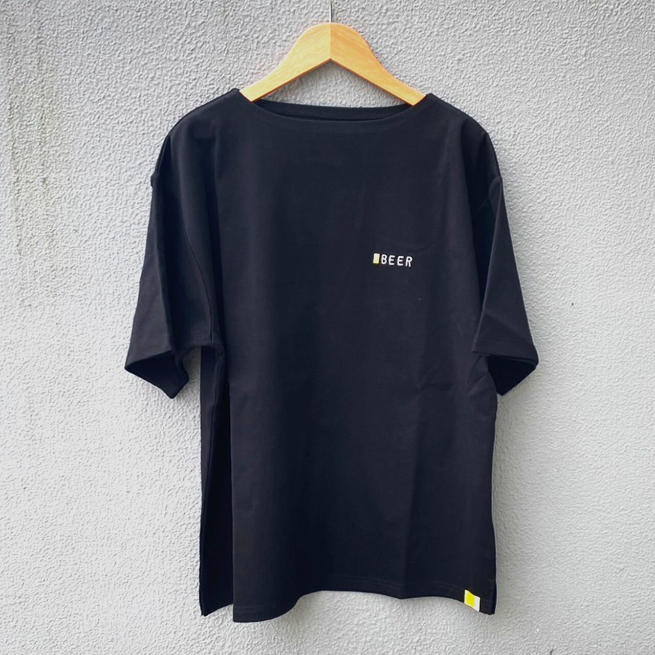 表面：左胸にロゴ刺繍