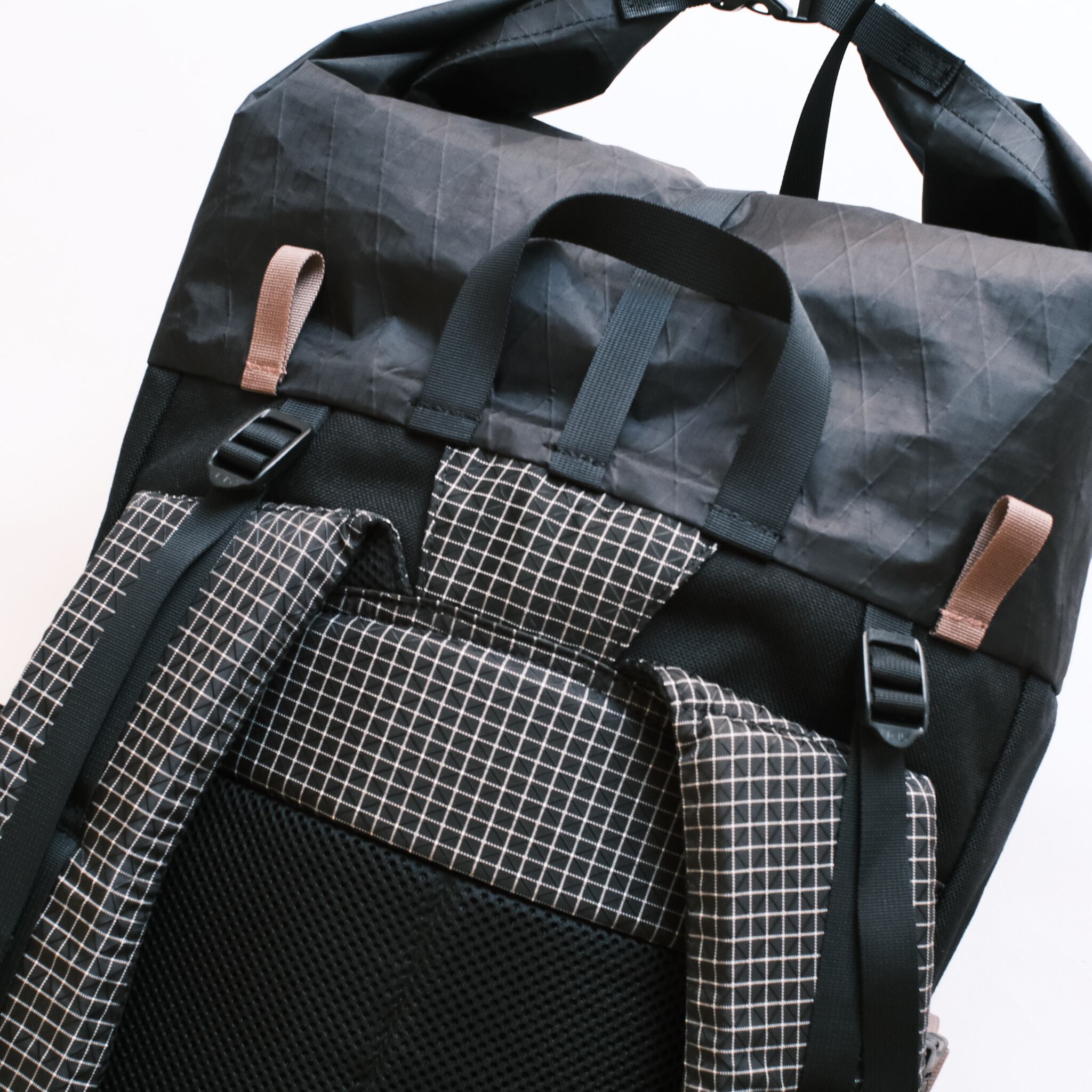 ハイドレーション対応、スタビライザーと上部に拡張するのに便利なループが前後につく