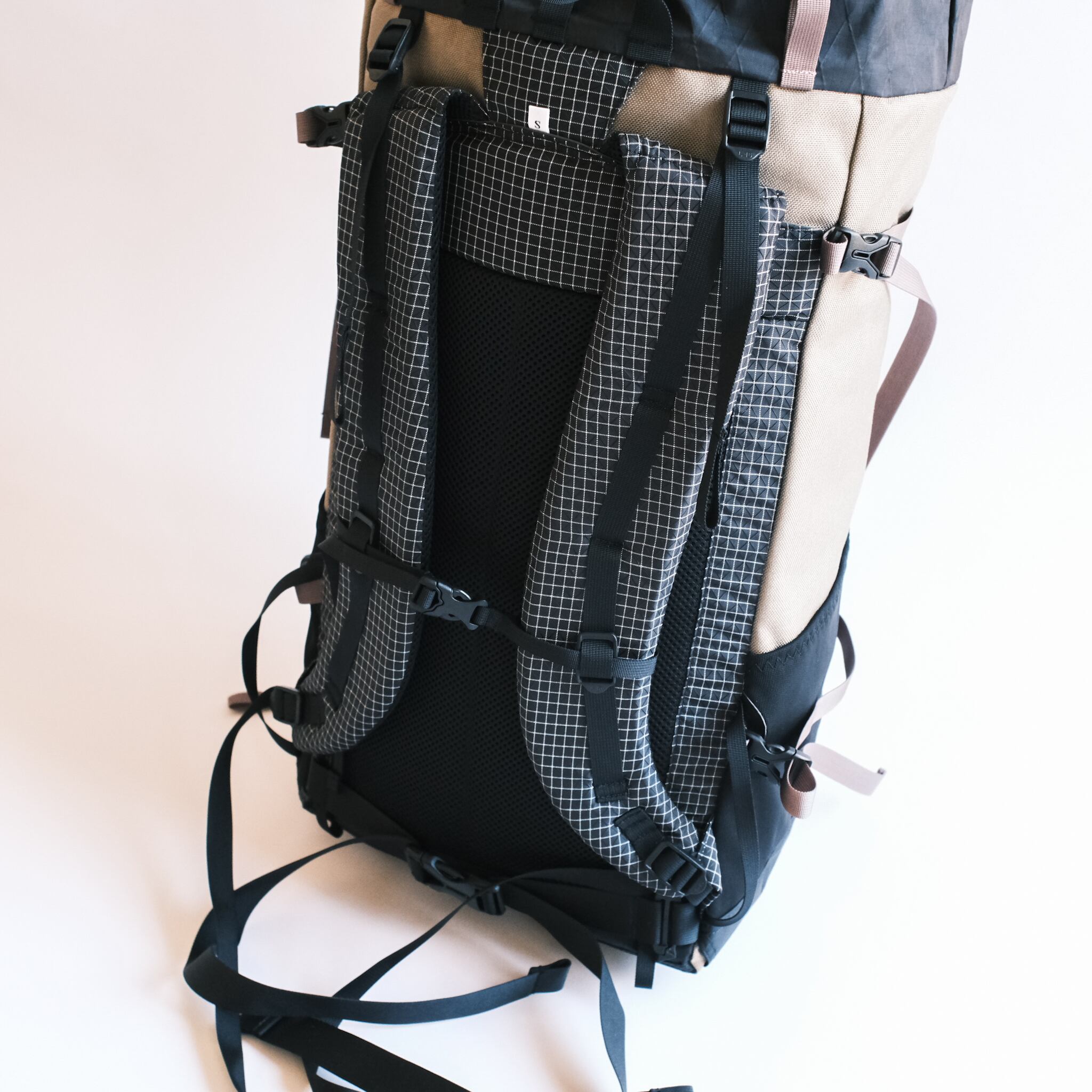 様々なオプションが付けやすいショルダーハーネスは、重い荷物も安定して支えやすい