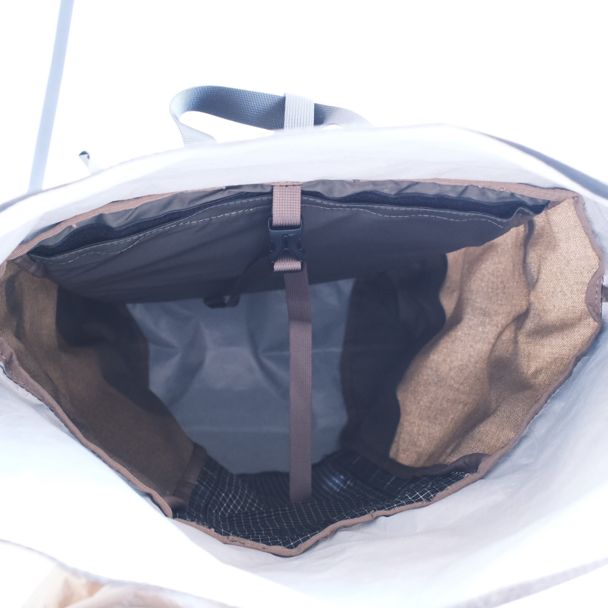 下に詰めた荷物が膨らみにく整理しやすいコンプレッションストラップ