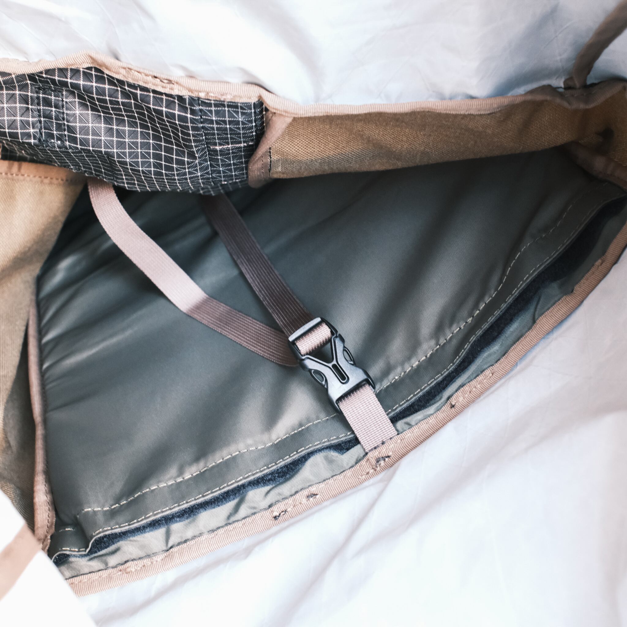 取り外し、差し替え可能な背面パッド、コンプレッションストラップは贅沢な制作の一手間