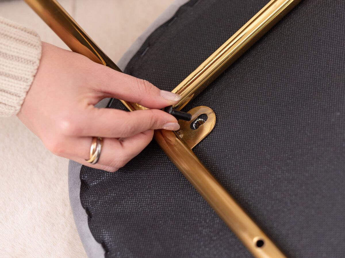 座面の前をボルト短で固定①