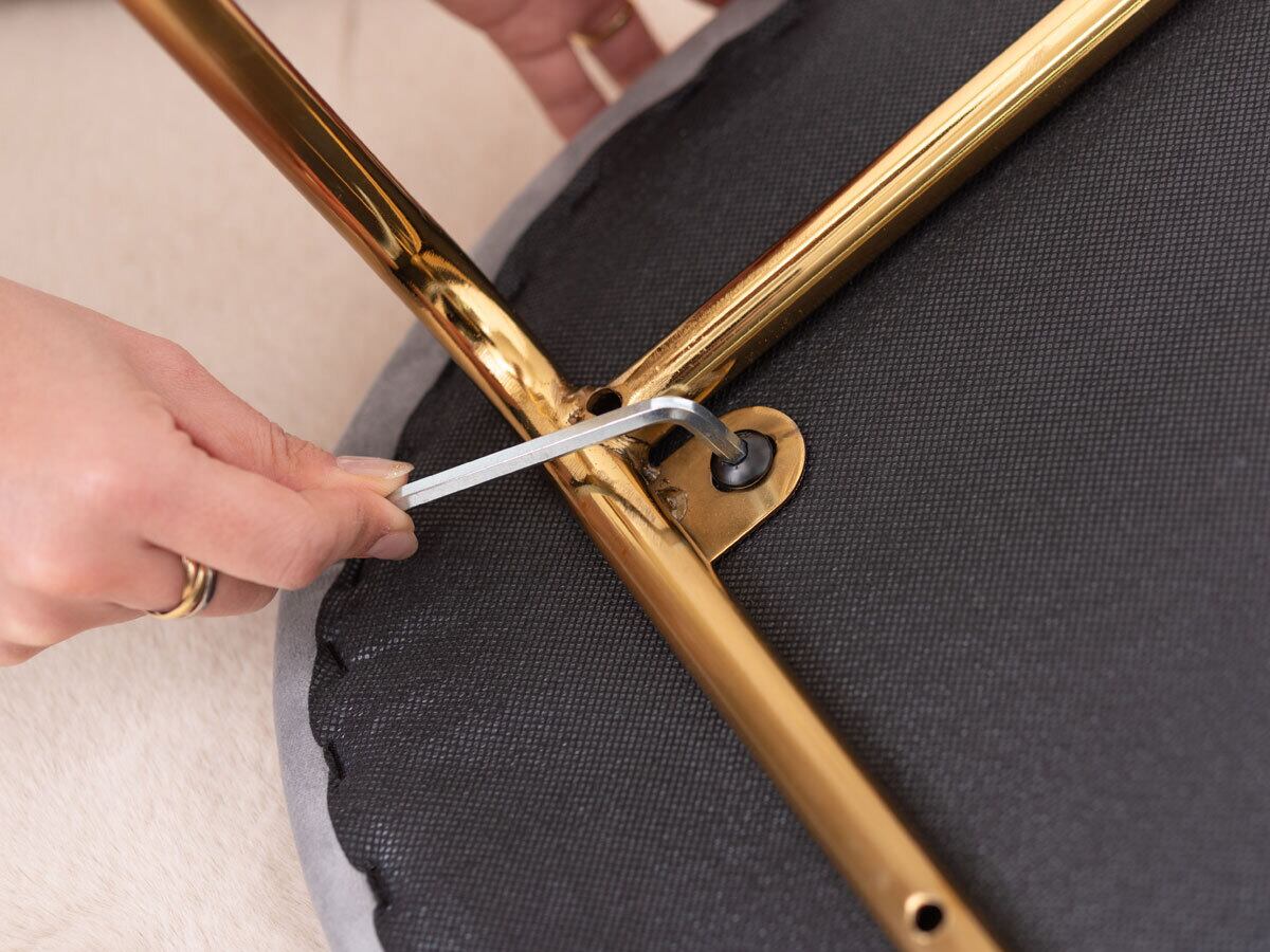 座面の前をボルト短で固定②