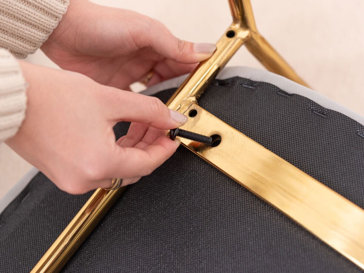 座面の後ろをボルト長で固定①