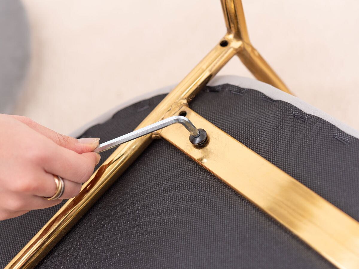 座面の後ろをボルト（長）で固定②