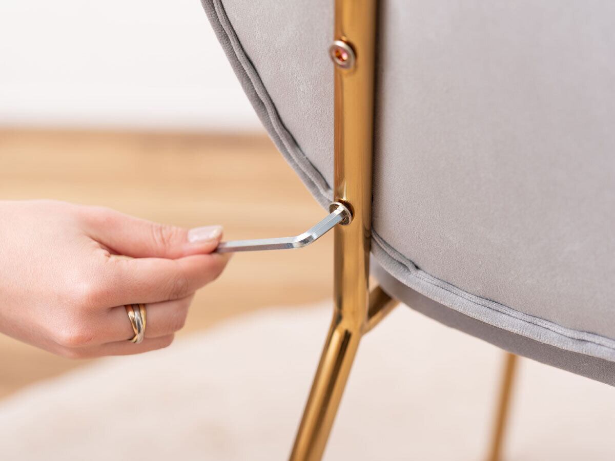 背もたれを背もたれ用ボルトで固定②