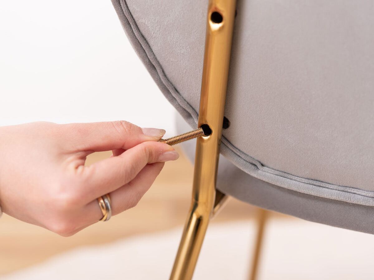 背もたれを背もたれ用ボルトで固定①