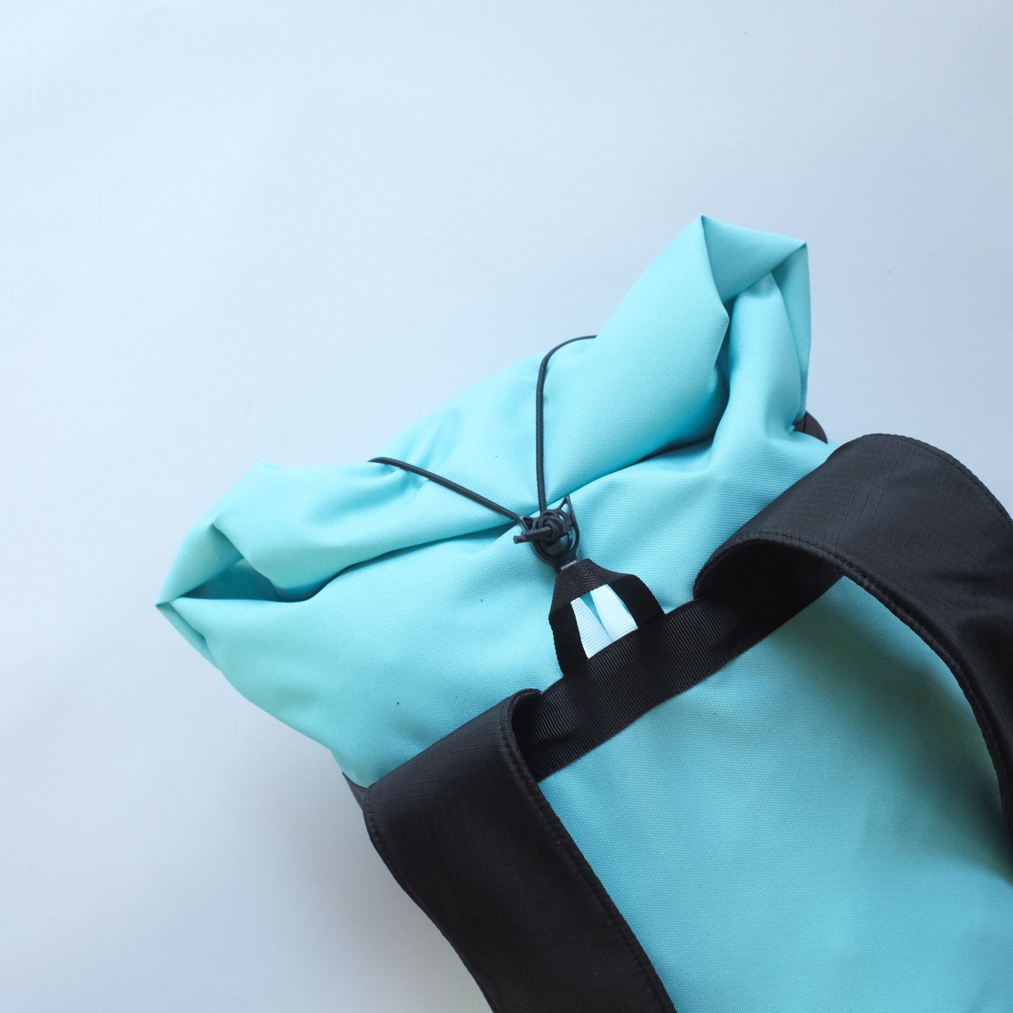 上部のショックコードは何かをくくりつけることも可能で、本体を引き寄せて荷物のブレを抑える