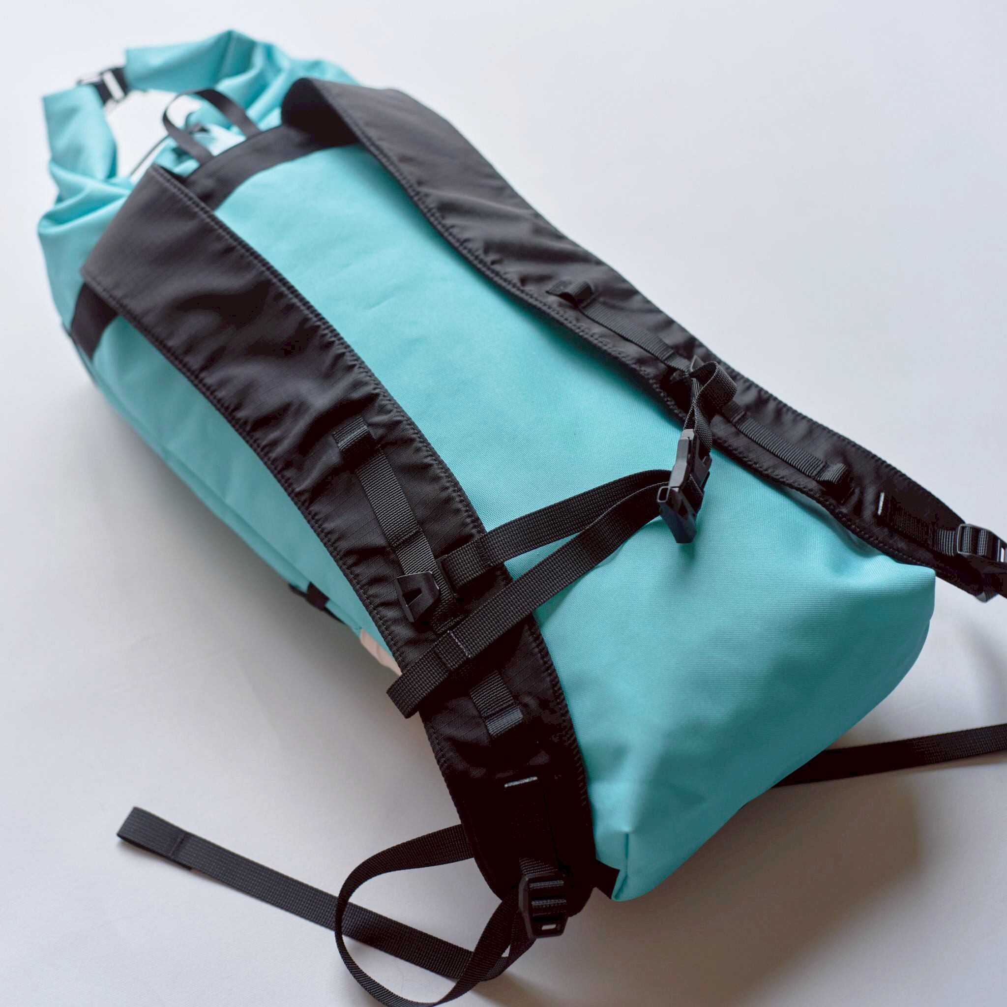 薄くフィットするショルダーハーネス