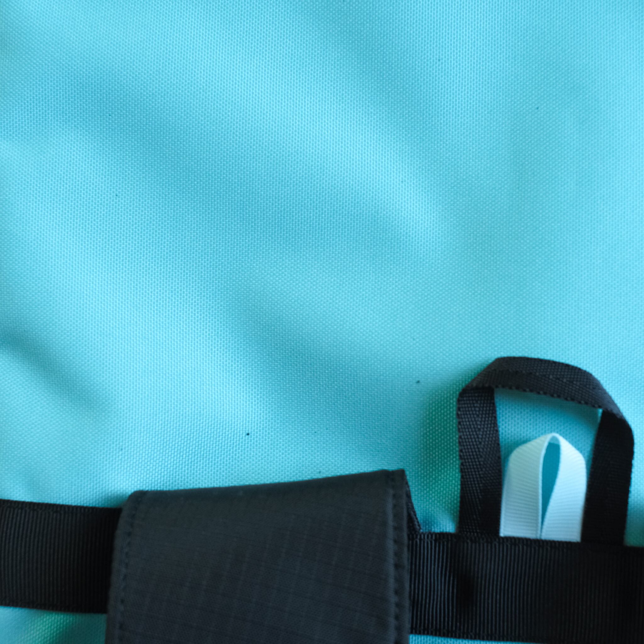 黒い斑点が数点のみ生地にある場合があります