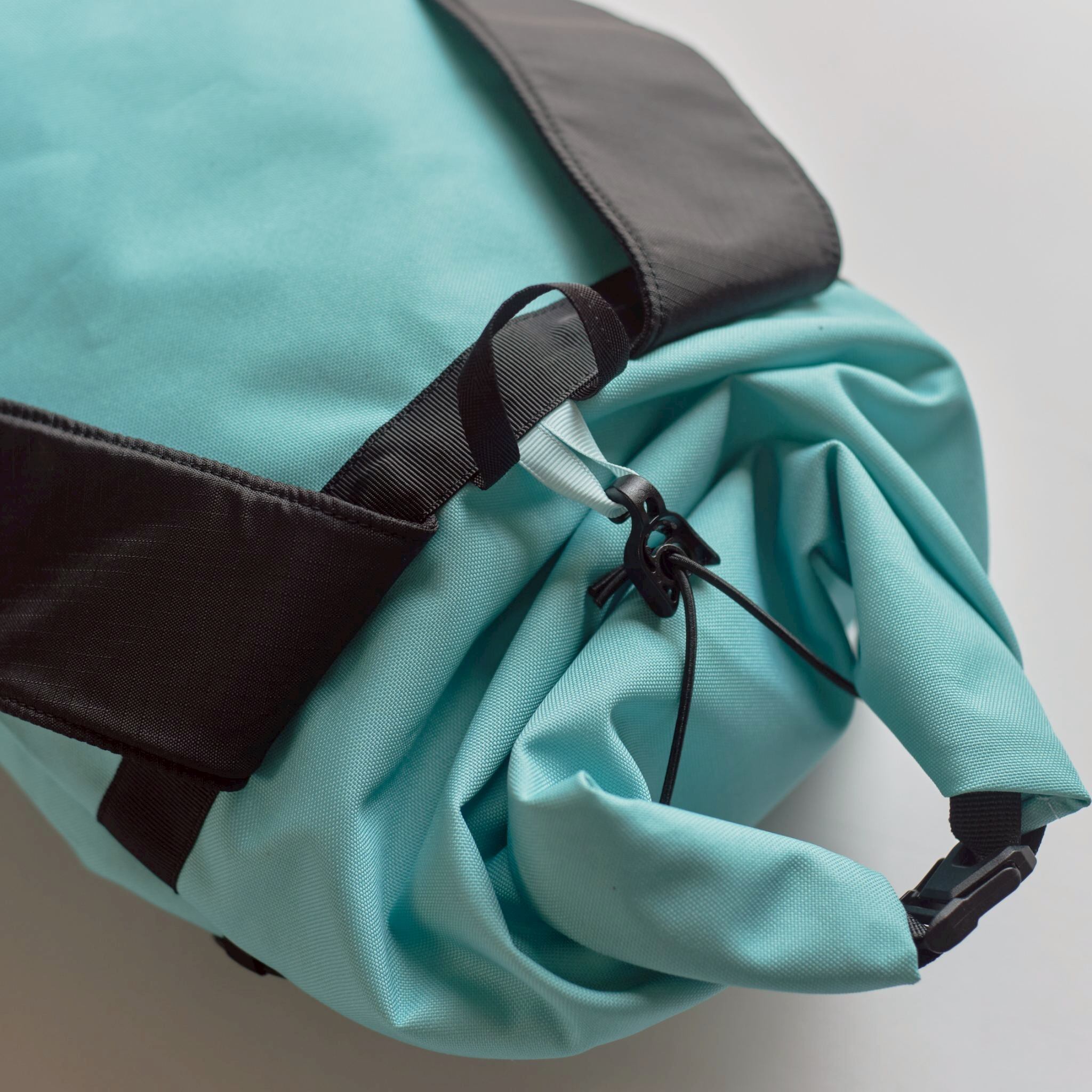 バックルで留めることも可能