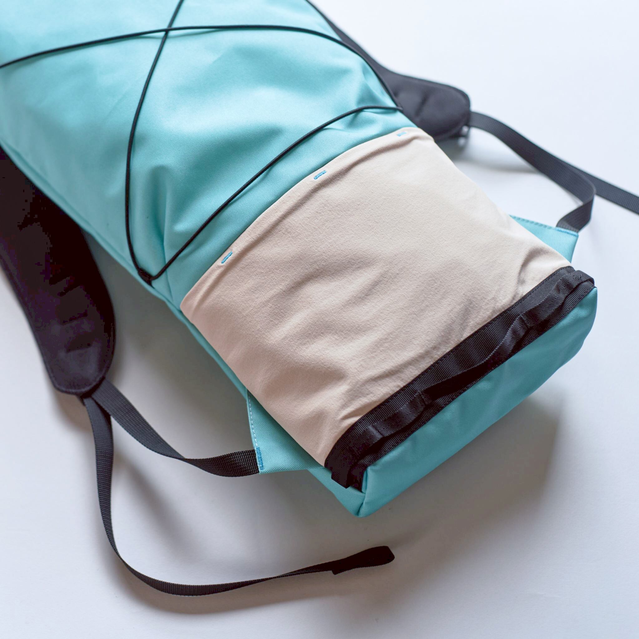 丈夫なストレッチポケット、本体をポケットに折り返してパッカブルにもなる