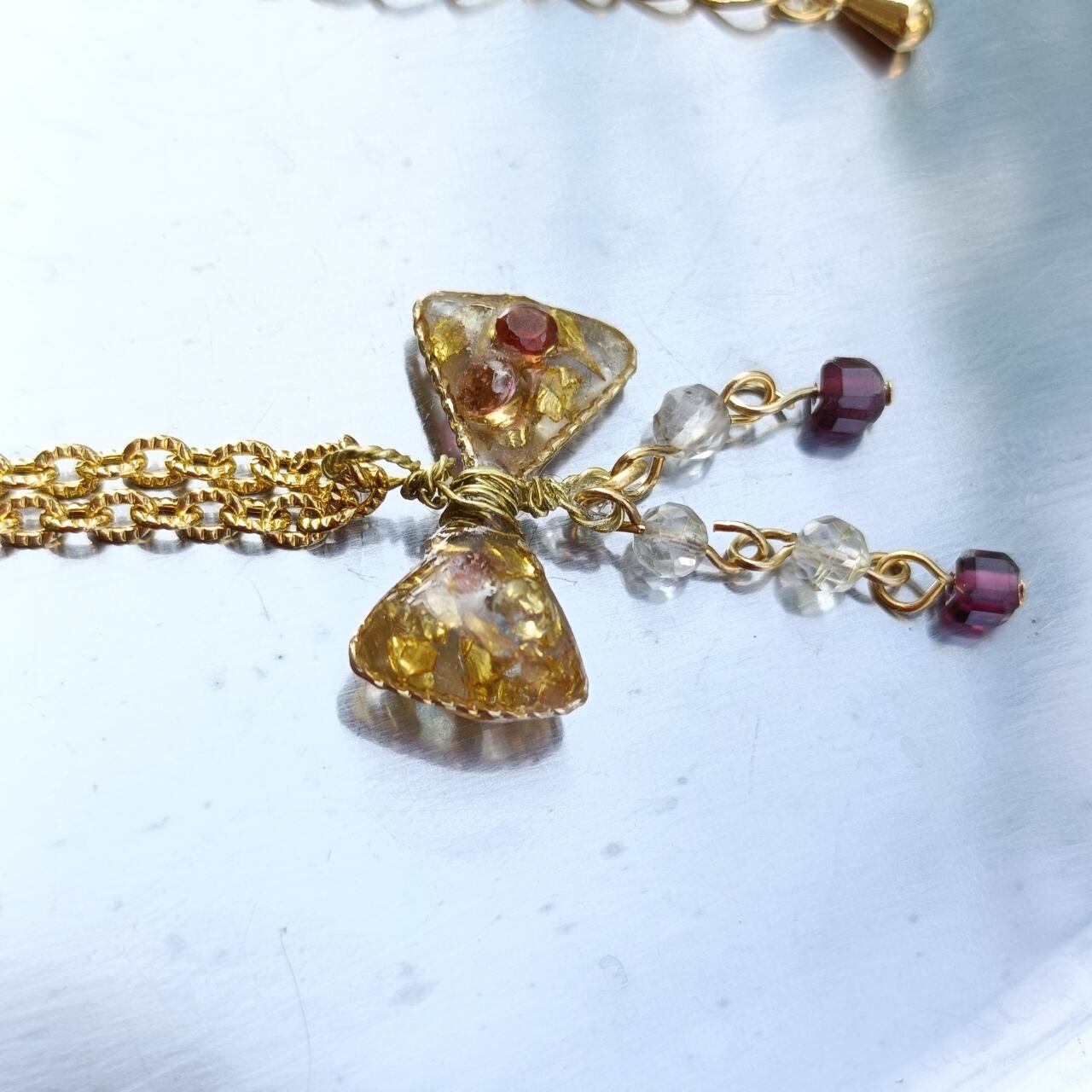 ゴールドのガラス片が大人のリボンを演出