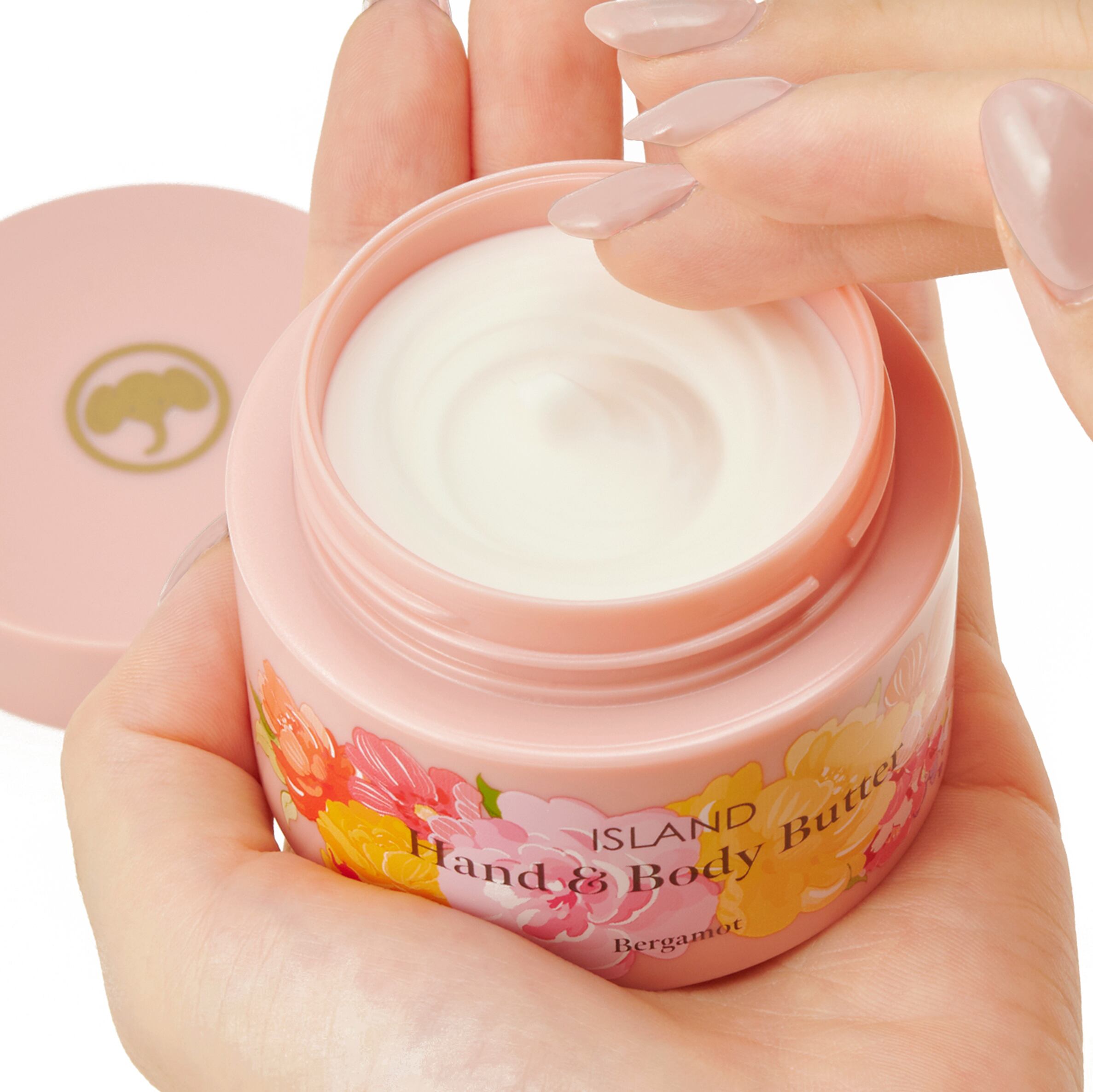 クリームを適量手に取り、手のひらを合わせて温めます。