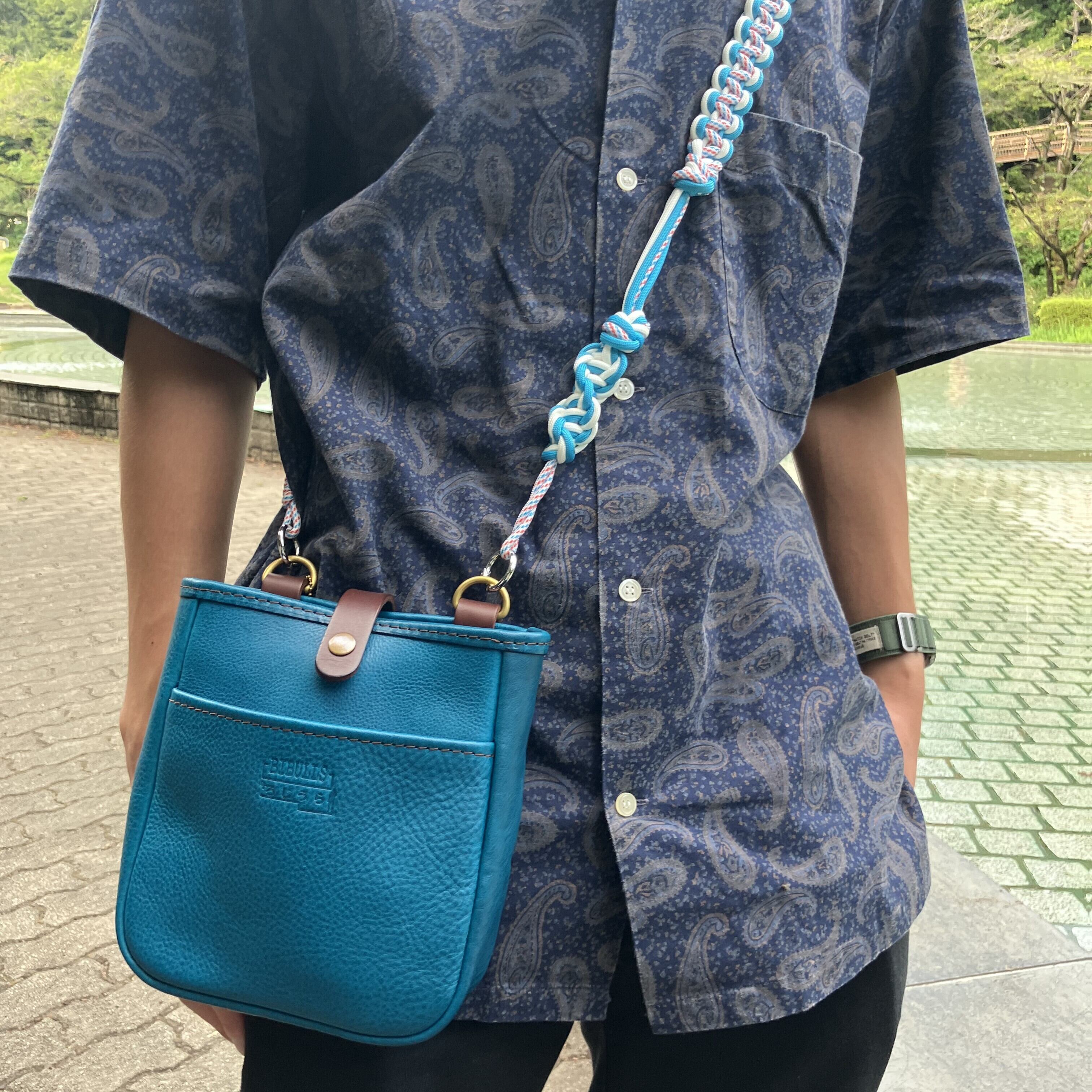 キイロ工房さんパラコードショルダーストラップと合わせるとより夏らしい爽やかな雰囲気になります。