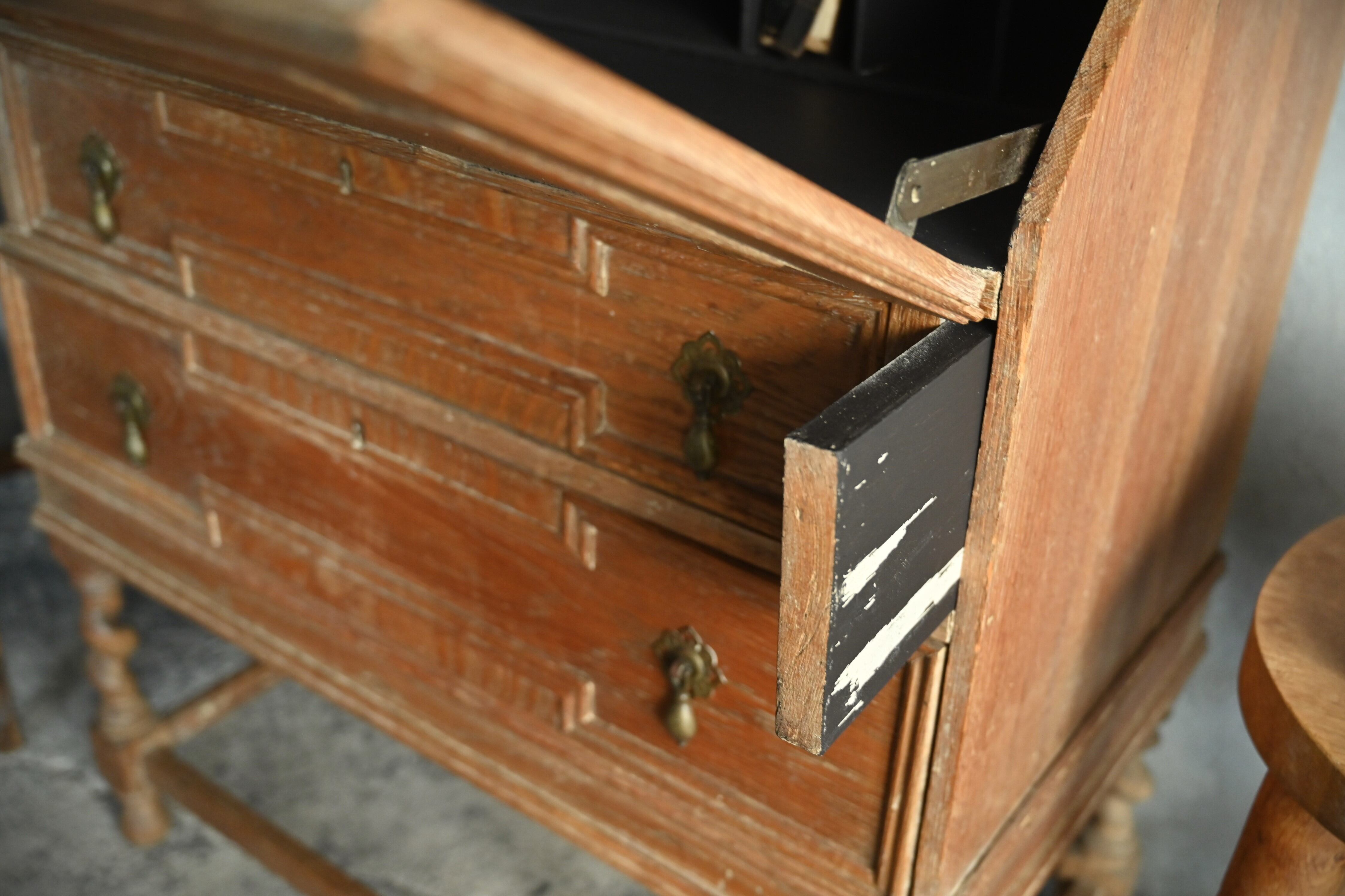 天板（蓋）を開くと内部の金具が連動し自動で両サイドに支えの軸が出てきます。