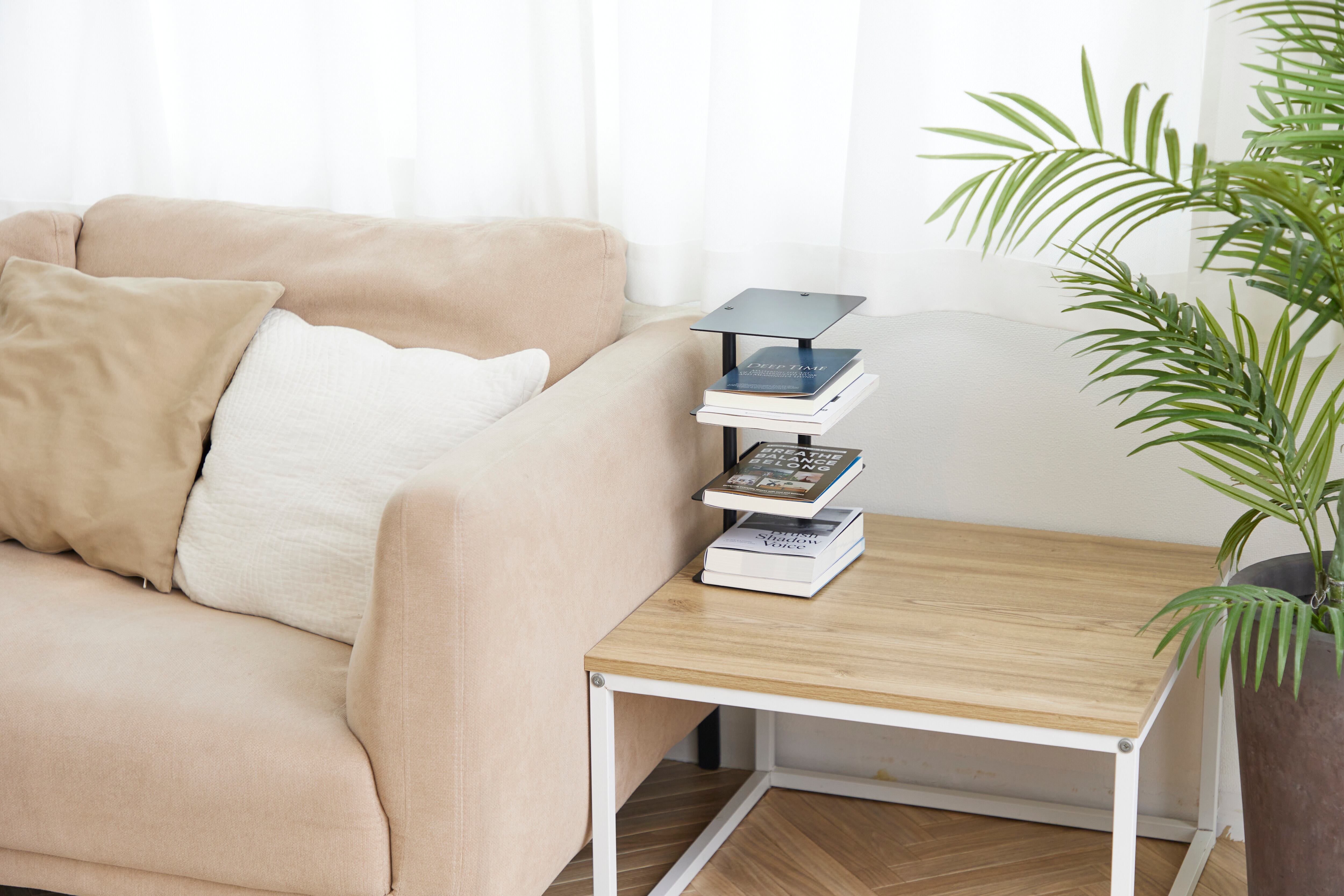 ご自宅のソファーサイドの本棚として