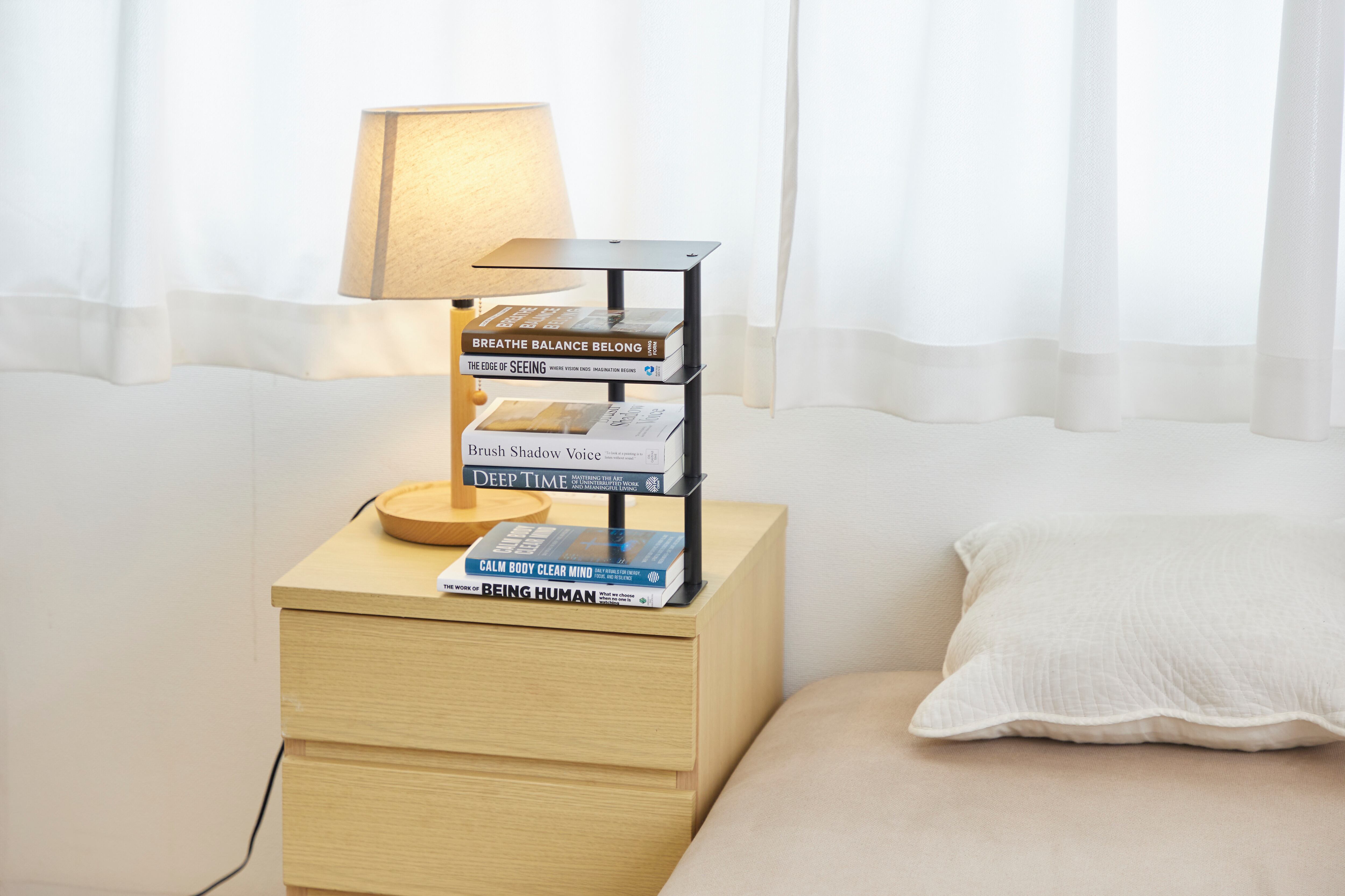 ご自宅のベッドサイドの本棚として