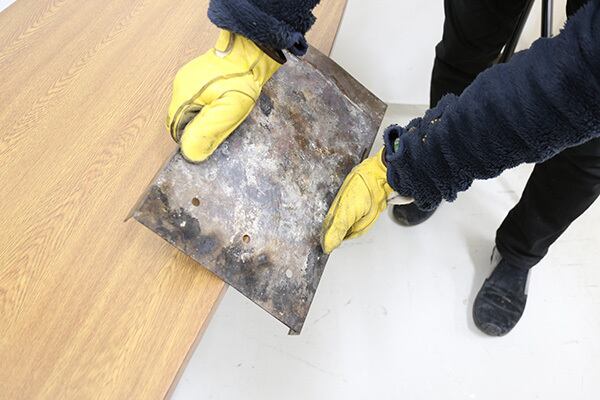 画像の様に真ん中に山をつけるように折り曲げる。※手を切る恐れがございますので必ず手袋をしてください。