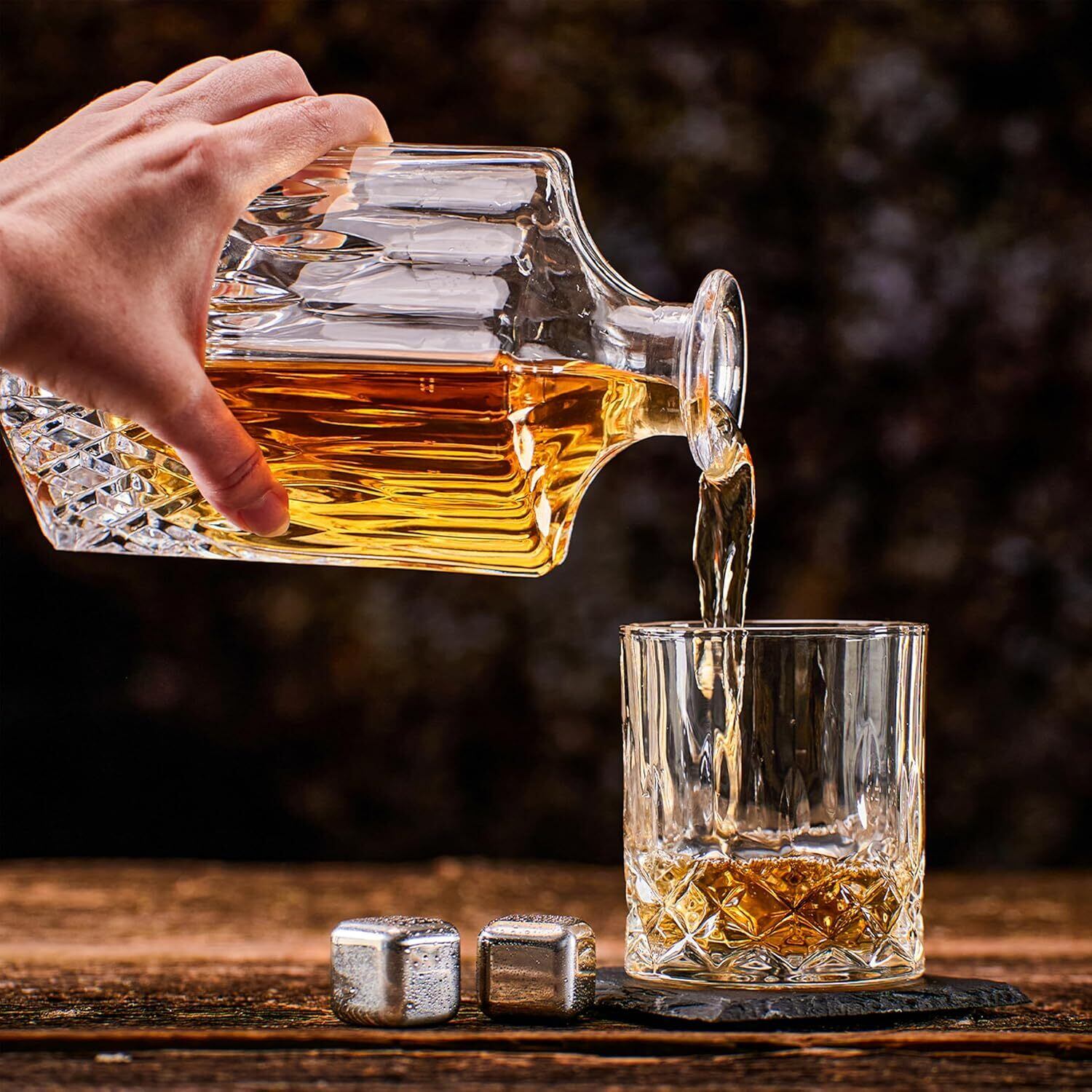 クリスタルウイスキーデカンタセット、眼鏡4個と冷たいウイスキー