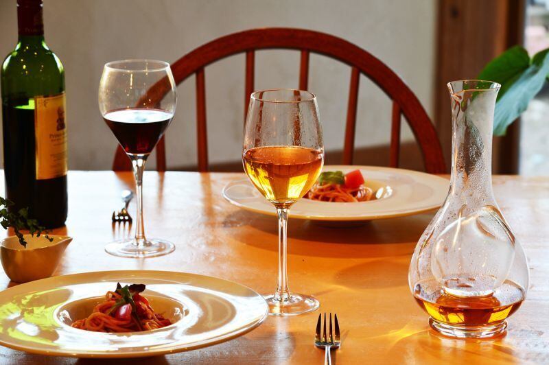 ローズリーフ®のすっきりした後味はお食事とも相性がよいので  ぜひグラスでお楽しみください。