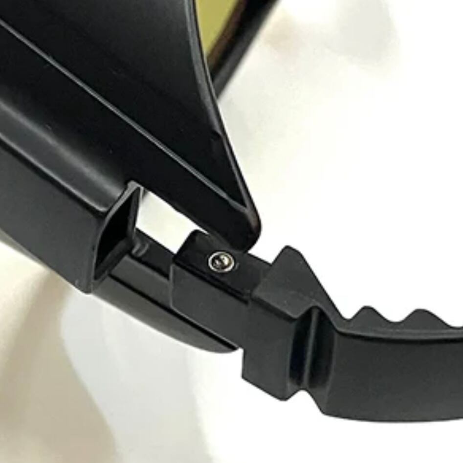 通常使われれる金属の蝶番ではなく、柔軟性が高いプラスチックテンプル