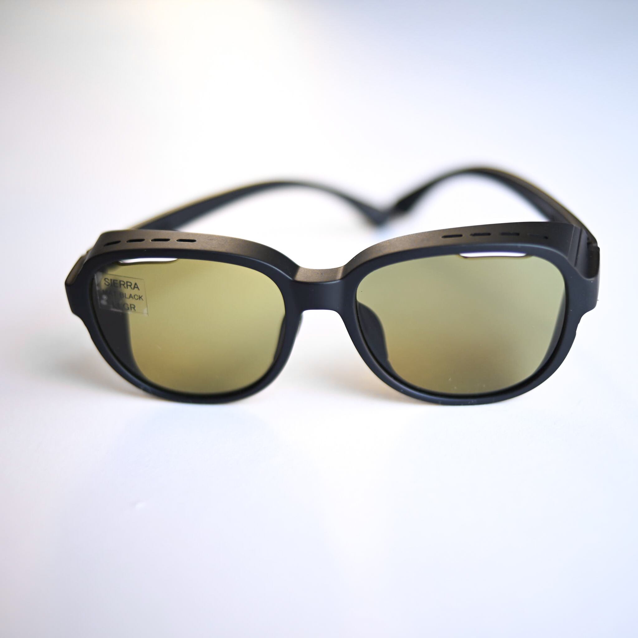 レンズ上部のベンチレーションと合わせて空気の流れを作る仕組み