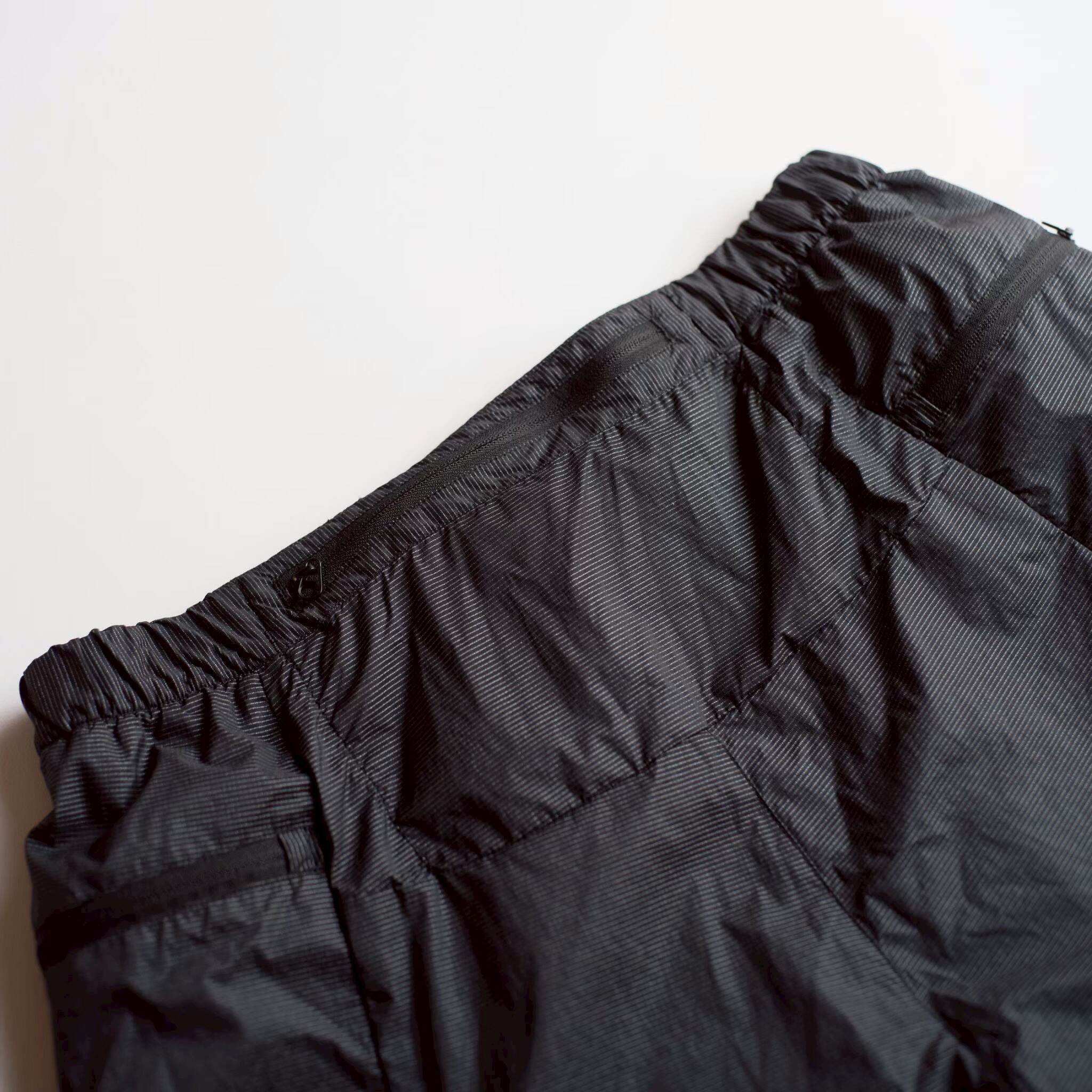 ウィンドシェルなどを収納できる背面ポケット