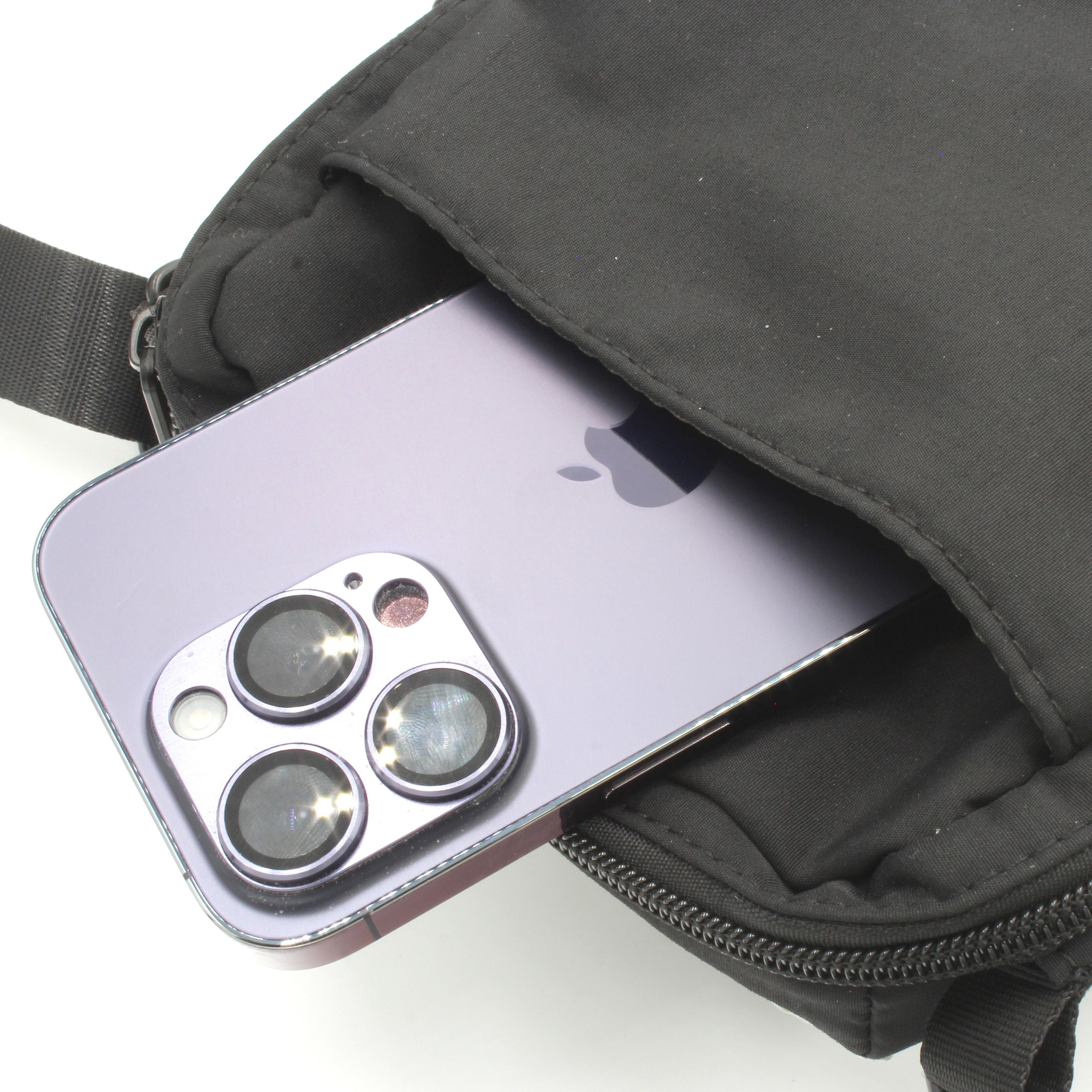 背面ポケットにはスマホを入れておくのに便利