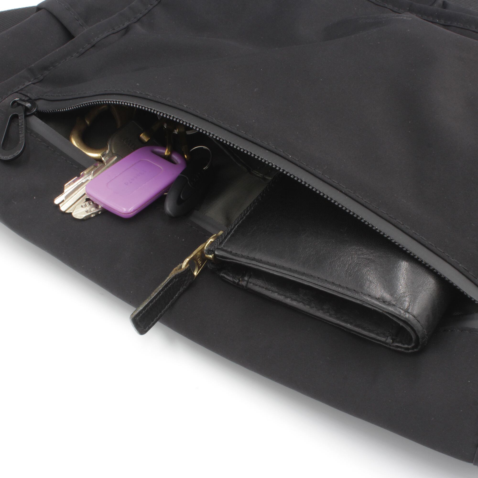 フラップ部に止水ファスナーを使用したポケット