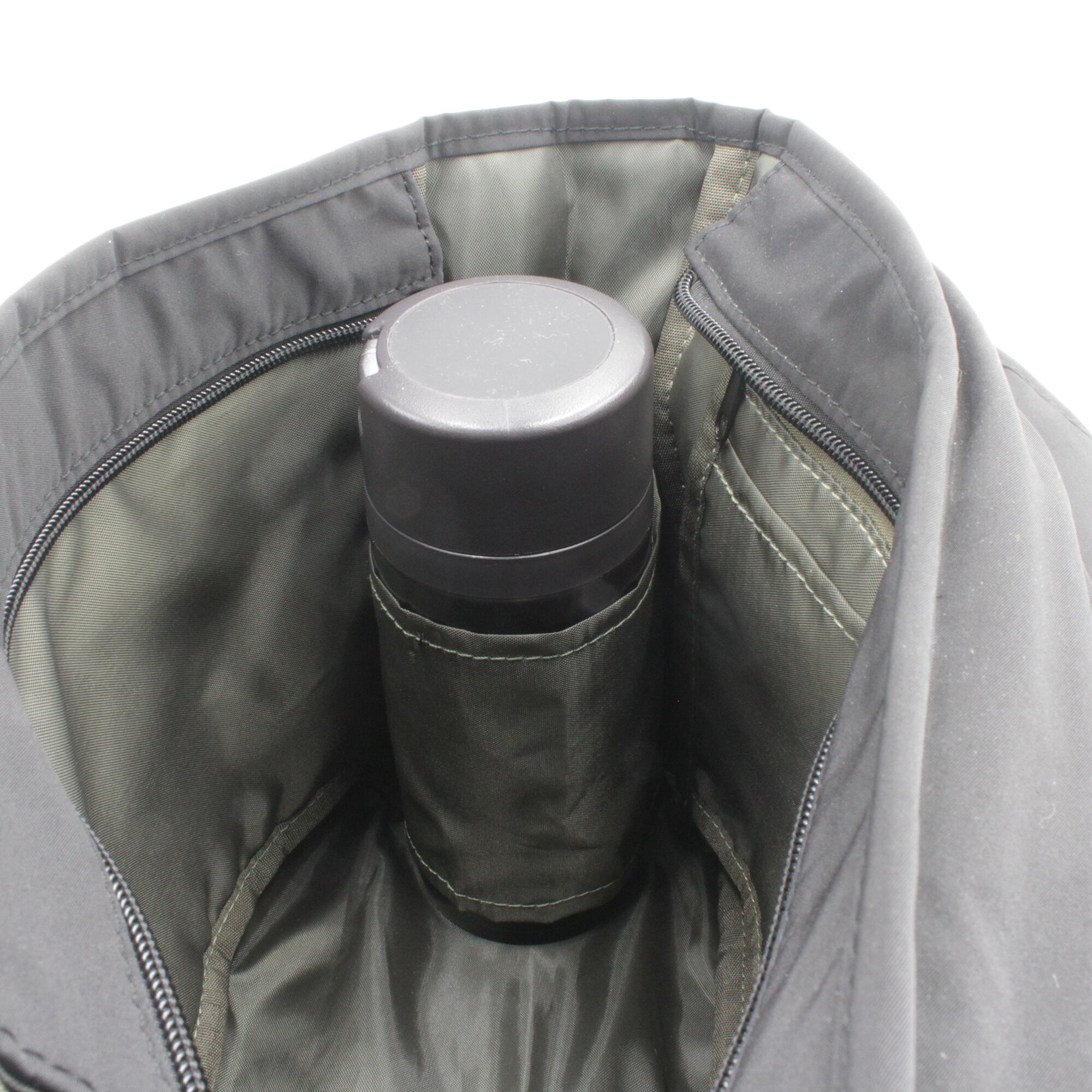 内側に多目的スリーブを完備。ペットボトルやカメラのレンズなどを収納可能