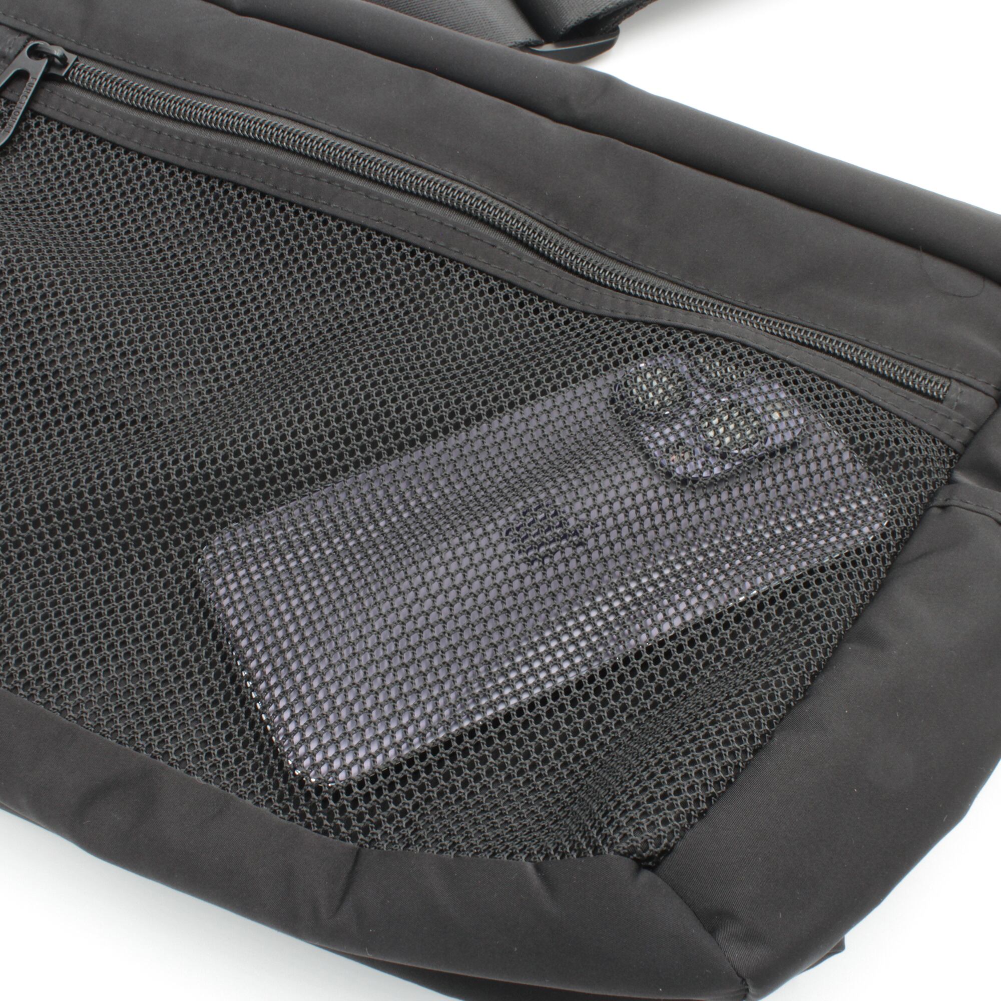 背面ポケットはメッシュ生地を使用しているので中身が分かりやすい