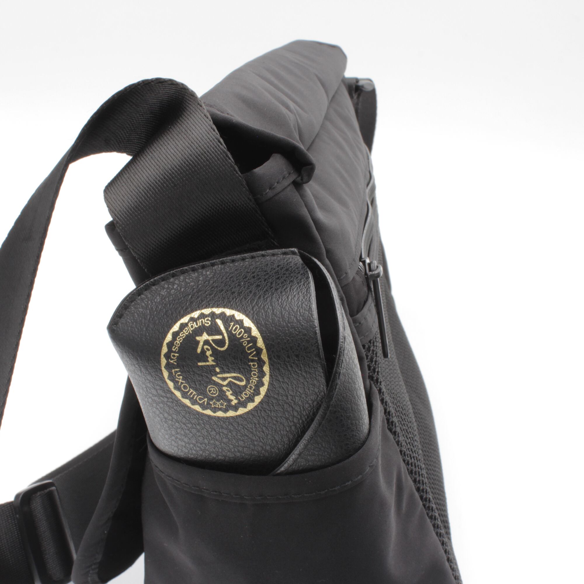 左右にポケットがあるのでサングラスやミニタンブラーなどを収納可能