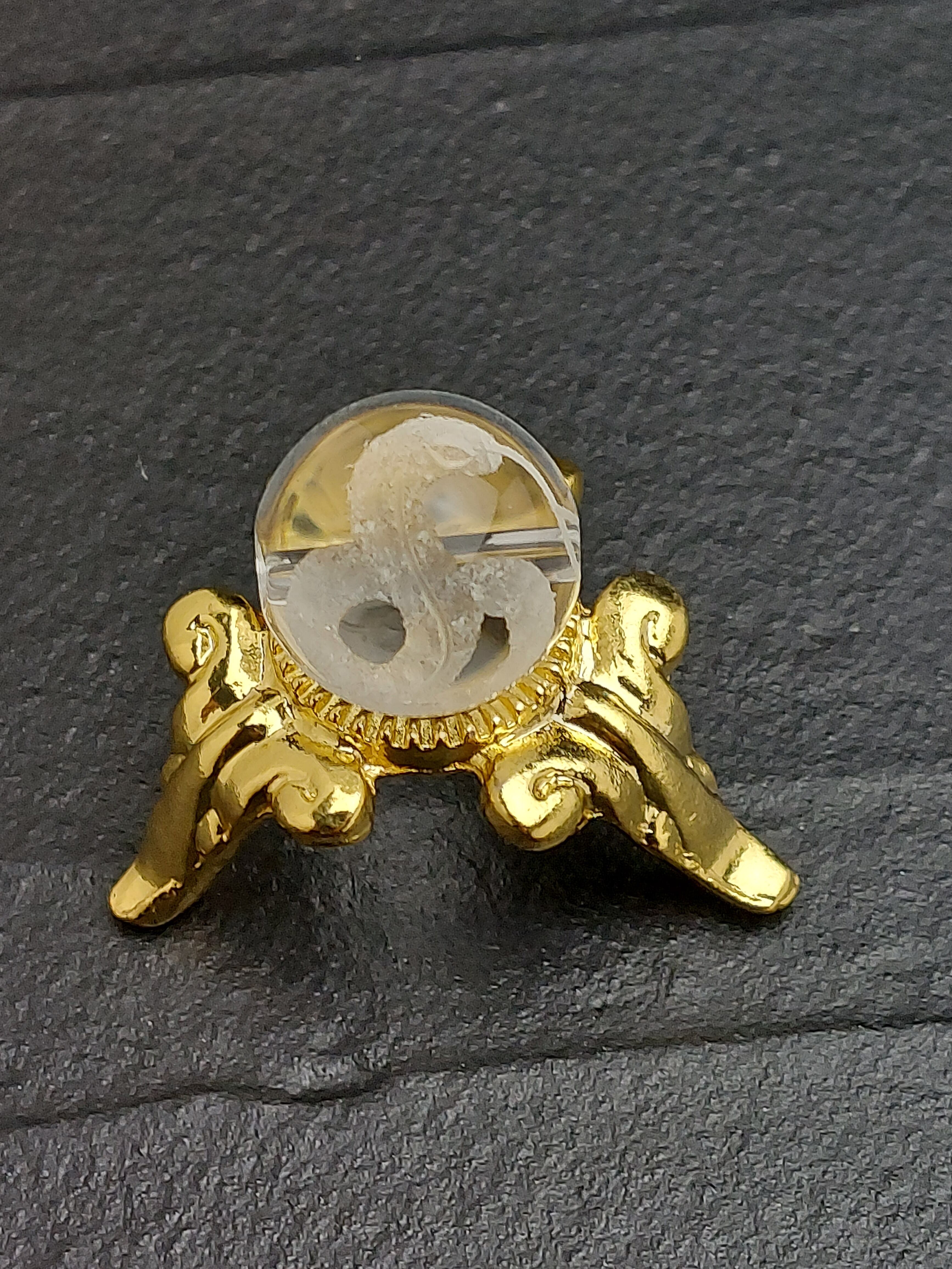 蛇の彫刻がされた水晶はお守りとして大切に持ち歩くなどしてくださいね。