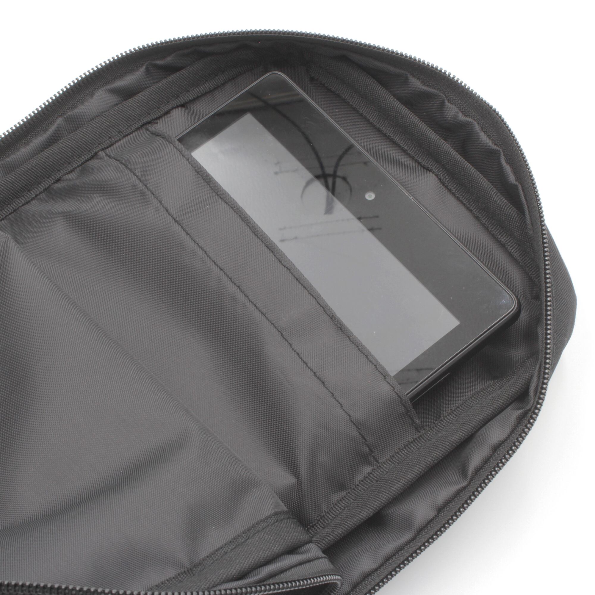 メインポケット内には7.9インチのタブレットを収納可能【7.9INCH/20cm×13.4cm】