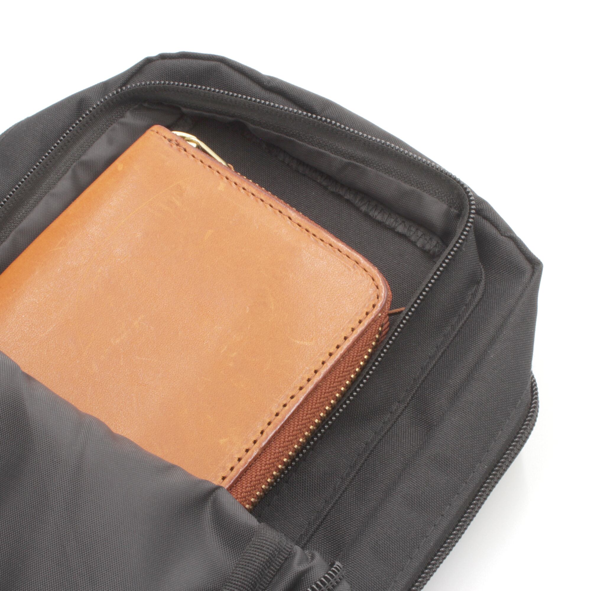 正面ラウンドファスナーは長財布が収まるサイズ感です。