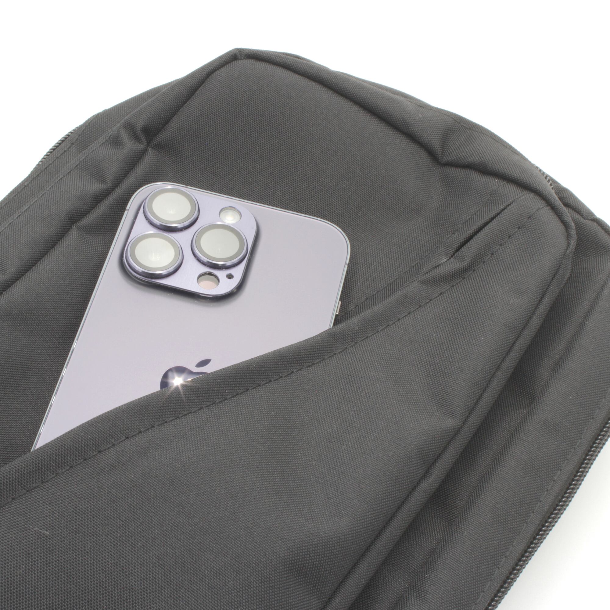 正面ポケットはスマホが収まるサイズ感です。