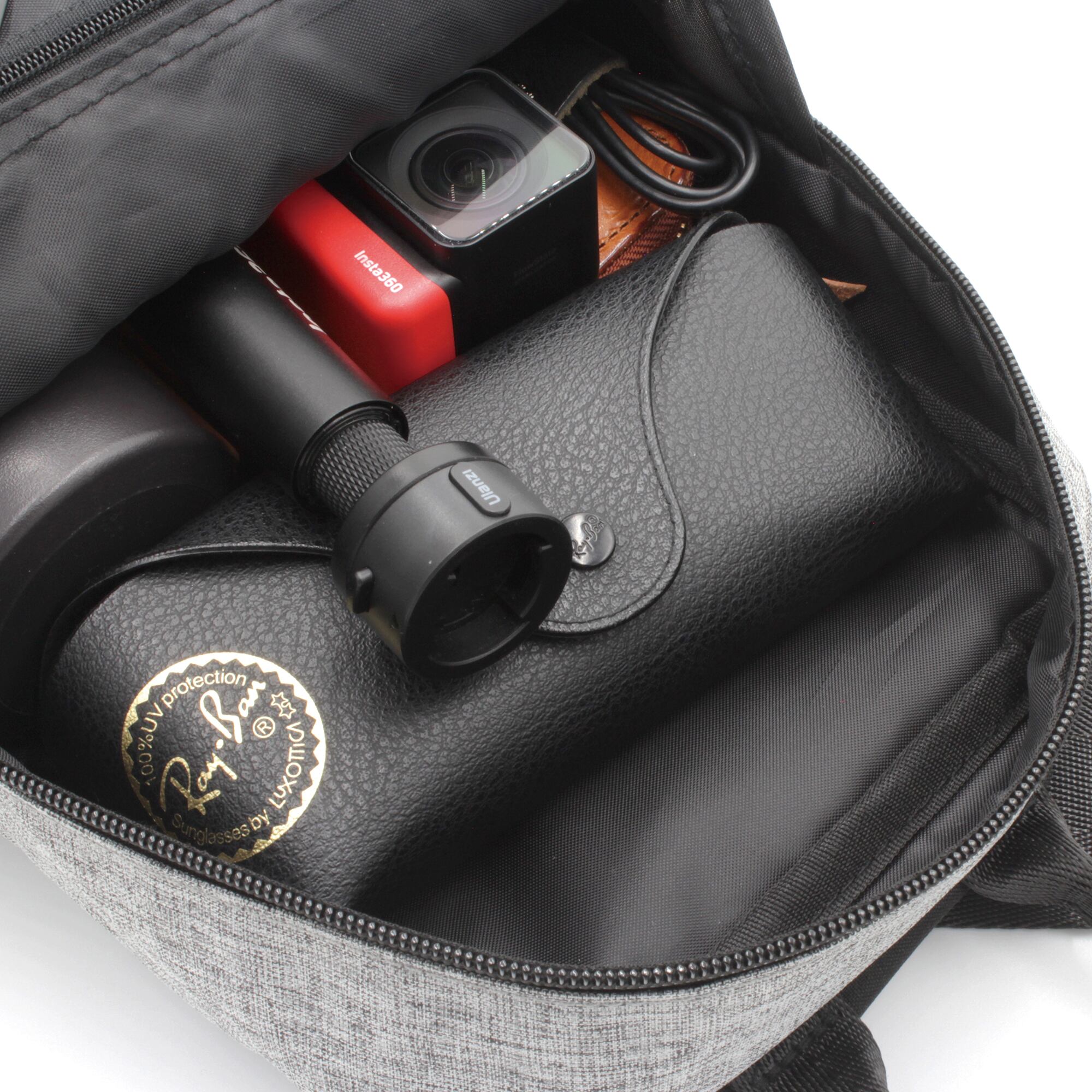 メインポケットはタンブラーやアクションカメラも収納可能な容量を確保