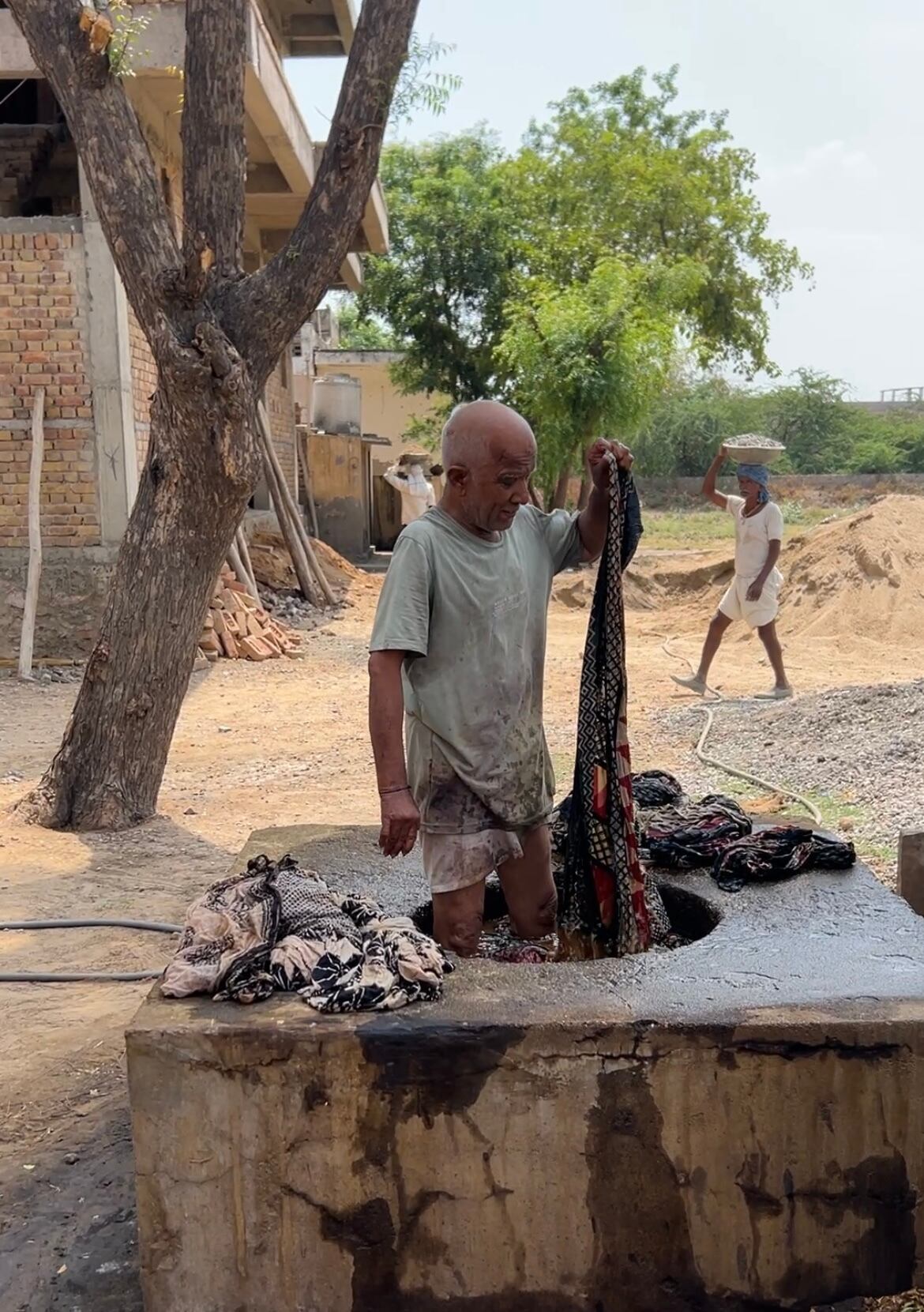 染めた布を水洗いする様子
