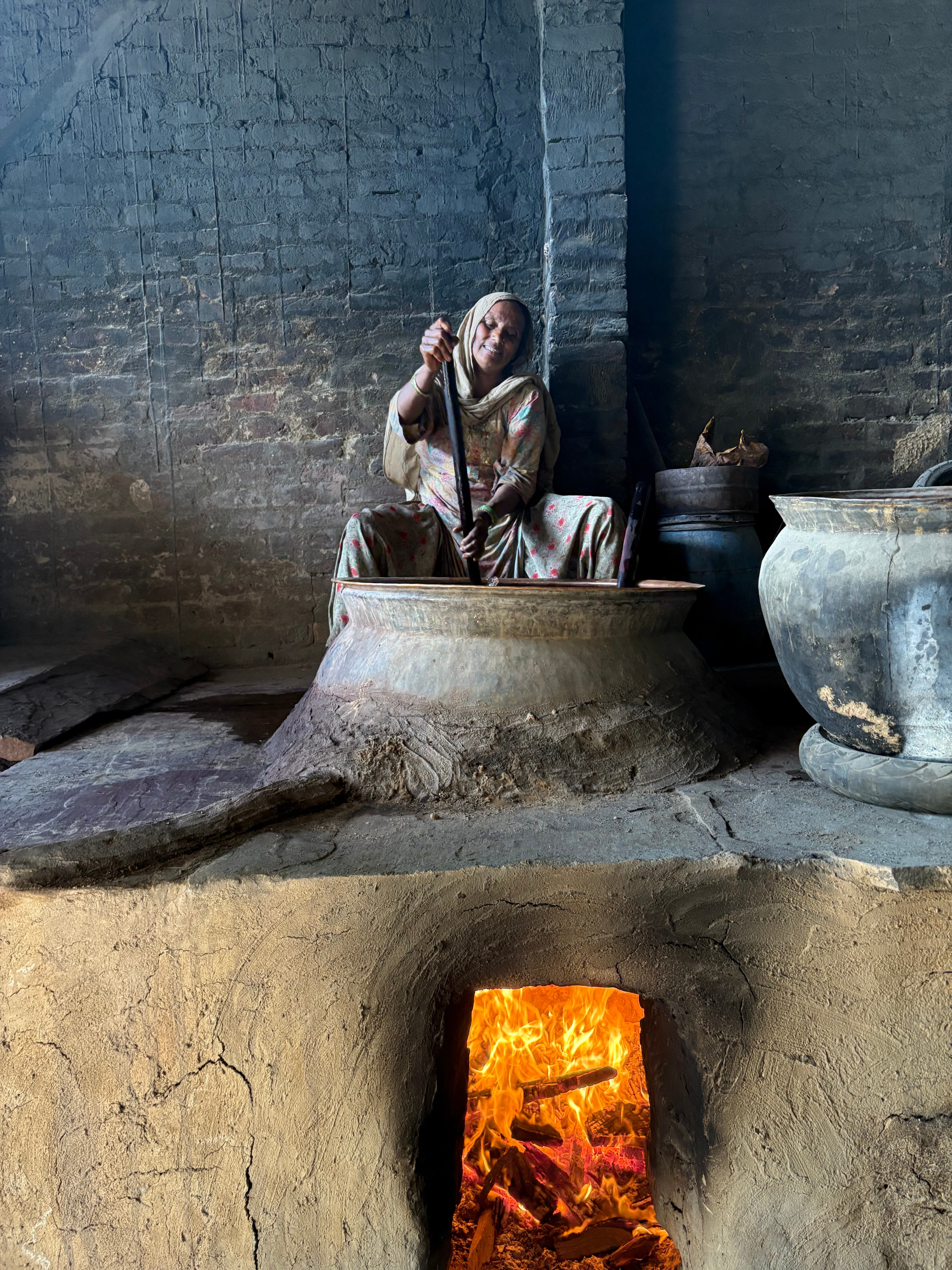 薪を燃やした窯で下染めをする様子