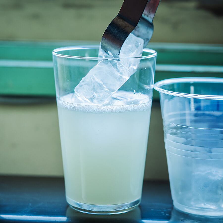 氷をゆっくり、たっぷり入れます。