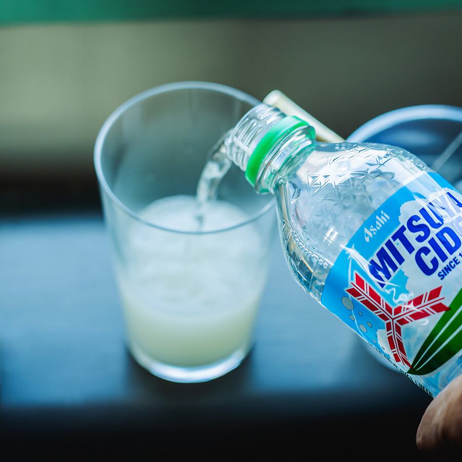 蔵酒をよく振って、蔵酒と三ツ矢サイダーを１対１の割合で 冷えたグラスの３分の２ほど注ぎます。