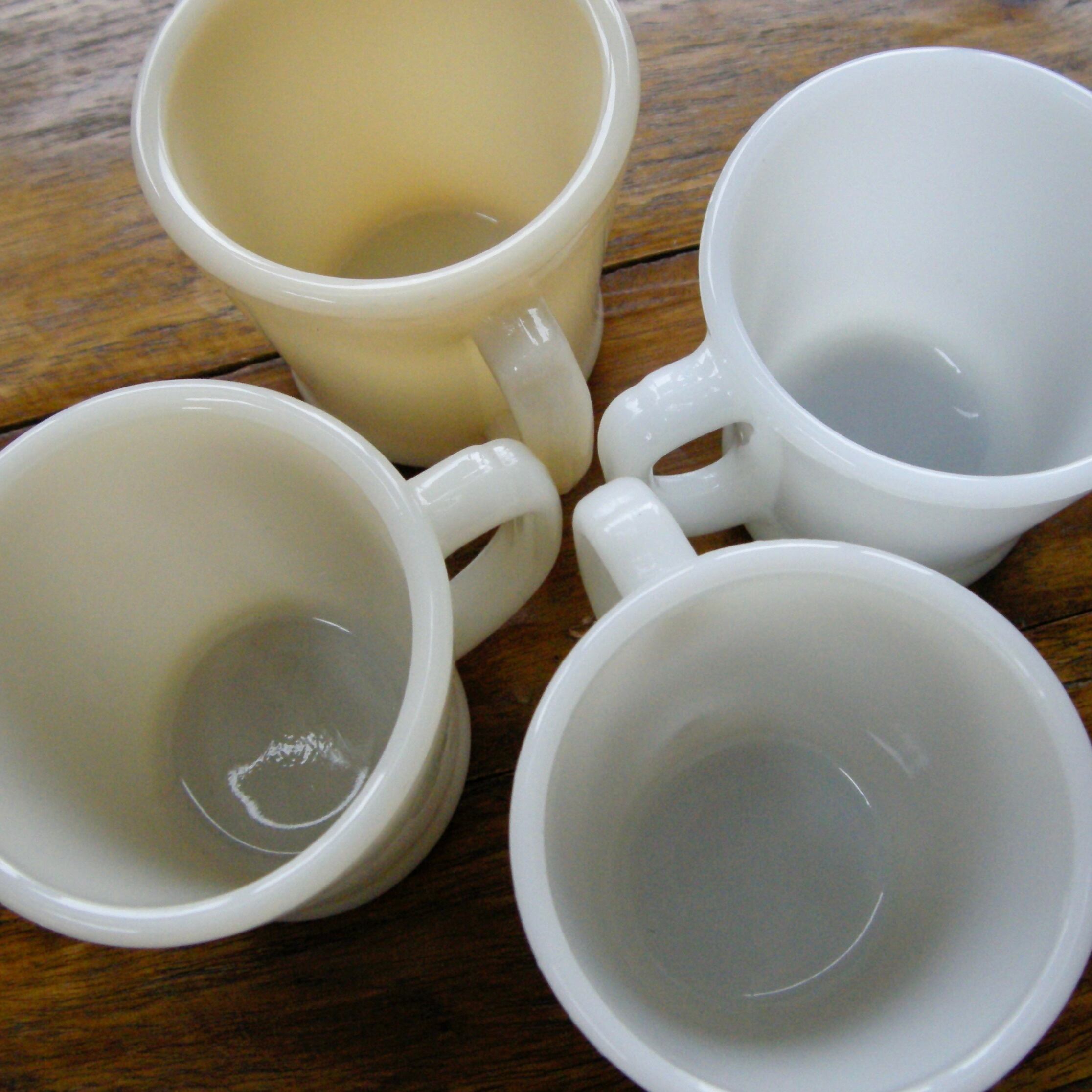 左上ダークアイボリー（高値）＞左下アイボリー＞右下ライトアイボリー≧右上ホワイト（低値）