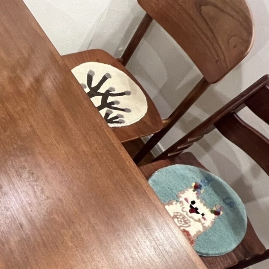 完全オリジナルお子様の椅子マットです! 家族全員のチェアパッドが揃いました。