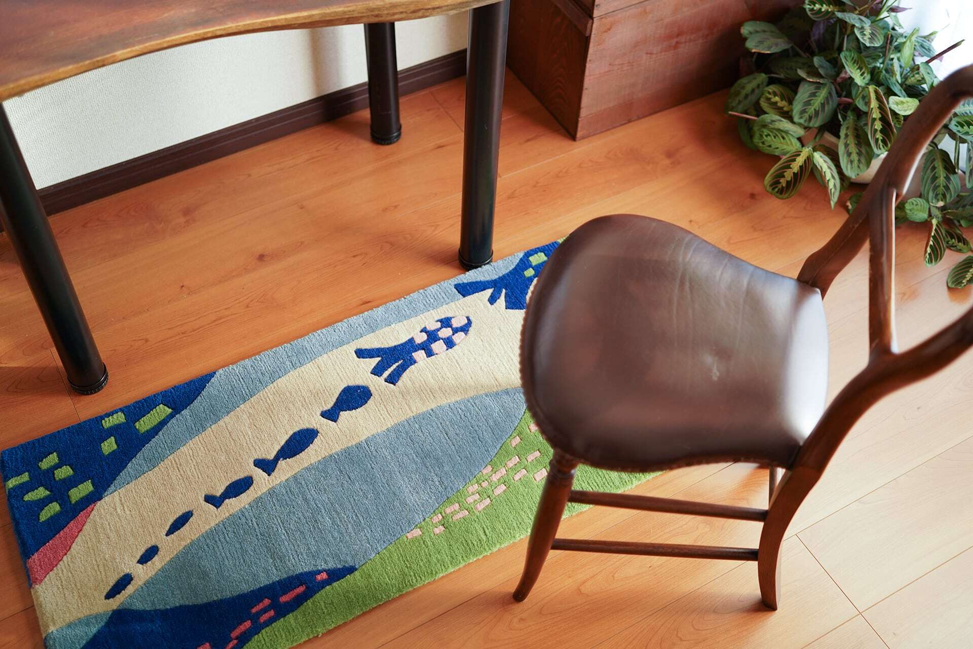 デスクやピアノの足元にあたたかみをプラス