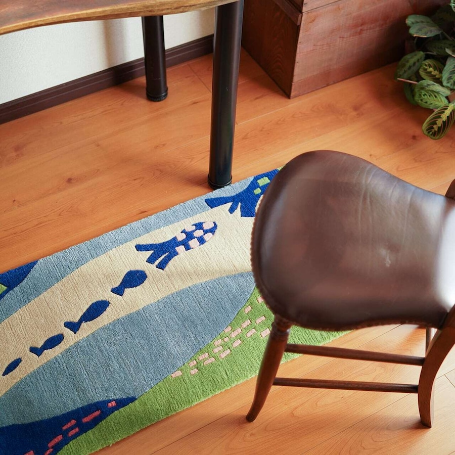 デスクやピアノの足元にあたたかみをプラス