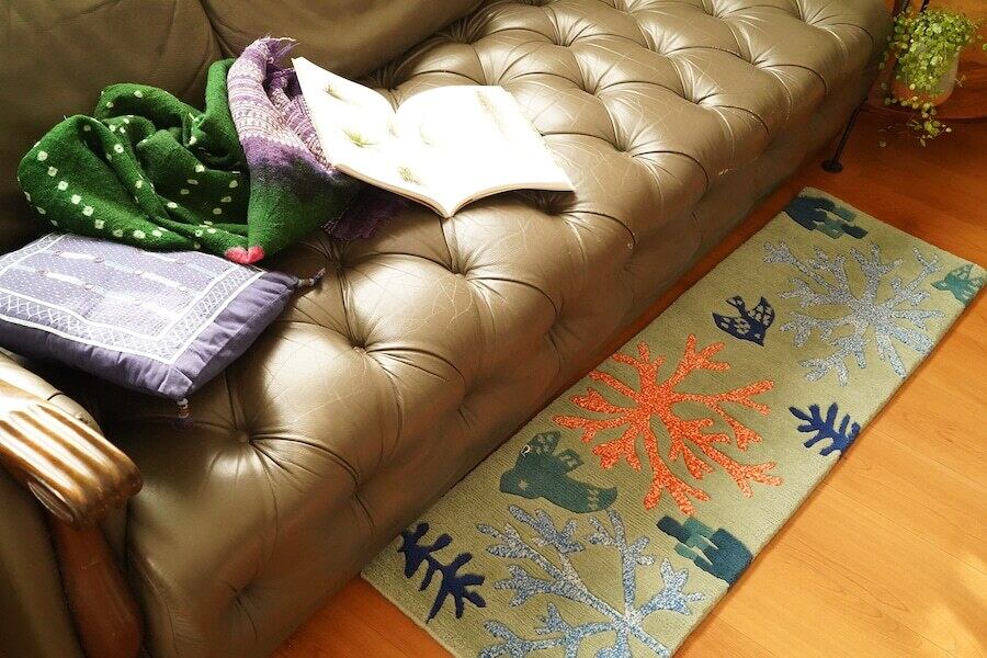 ソファの足元に彩りを添えてくれます