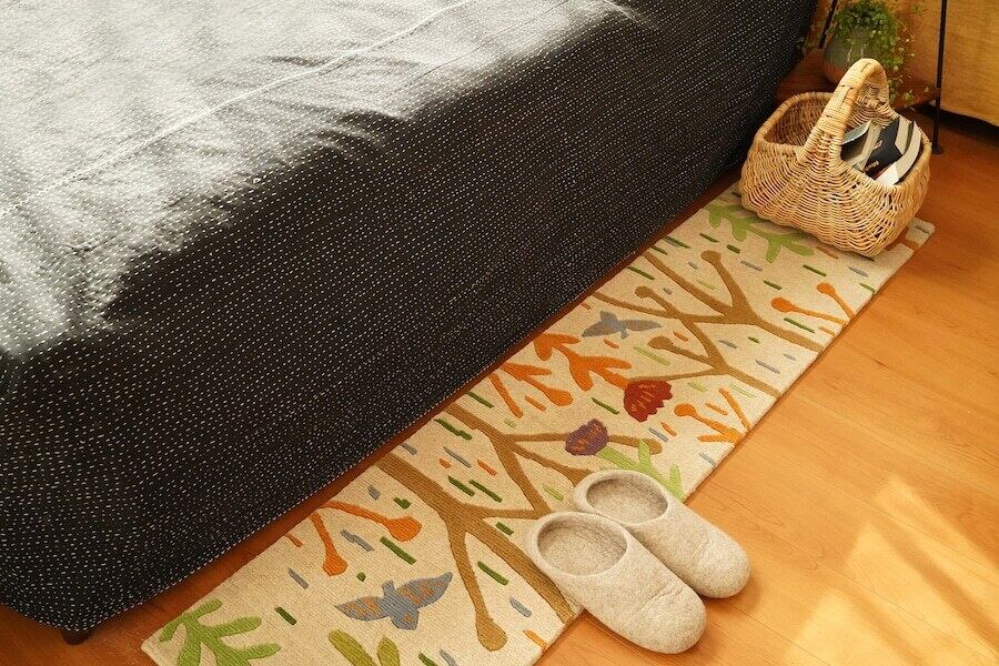 ベッドサイドにおすすめの細長サイズのマットです！