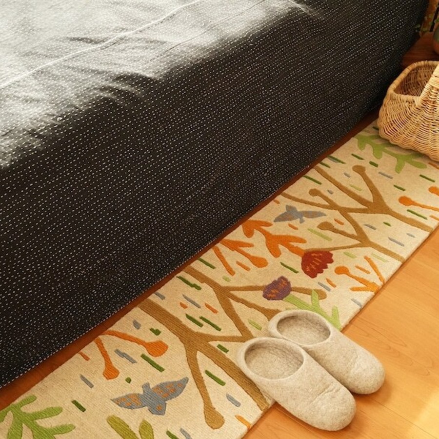 ベッドサイドにおすすめの細長サイズのマットです!