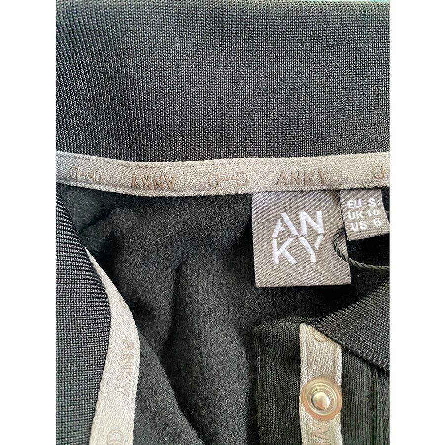 襟元のパイピングにまで「ANKY」と「ハミ柄」が施されるセンスの良さ！